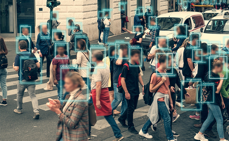 «Μαθήματα» τεχνητής νοημοσύνης: Ο πόλεμος των chatbots, τα deepfakes και οι κίνδυνοι