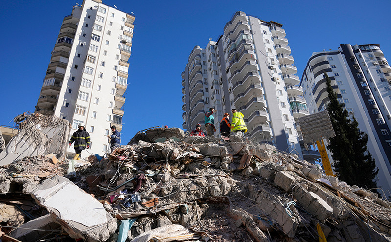Ξεπέρασαν τους 48.000 οι νεκροί από τους σεισμούς στην Τουρκία: Οι Αρχές προσπαθούν να στήσουν πόλεις από κοντέινερ