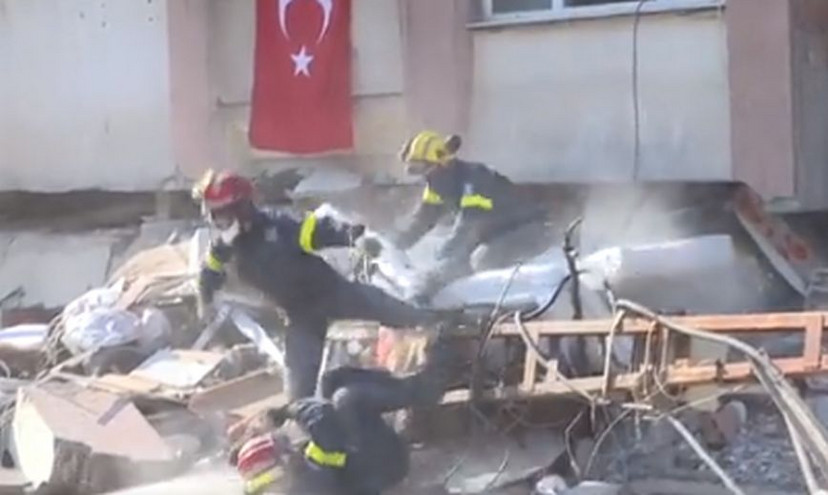 Στιγμές πανικού στην Τουρκία με ξένους διασώστες που πηδούν από το παράθυρο λόγω μετασεισμού