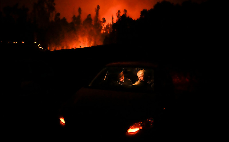 Φλέγεται η Χιλή: Βίντεο από αυτοκίνητο που περνάει μέσα από την πύρινη λαίλαπα