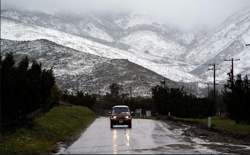 Πυκνή χιονόπτωση στην Καλιφόρνια, με τους μετεωρολόγους να προειδοποιούν για πλημμύρες