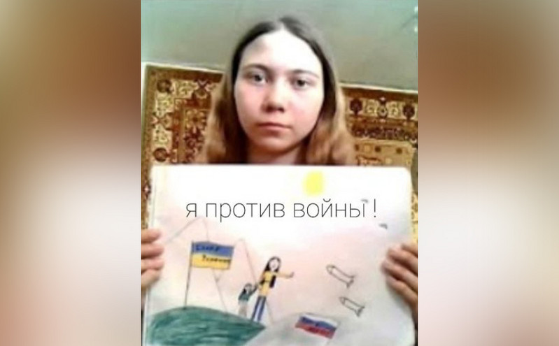 Ρωσία: «Είσαι ο ήρωας μου», λέει η κόρη του 54χρονου που κατηγορείται για αντιπολεμική ζωγραφιά του παιδιού του