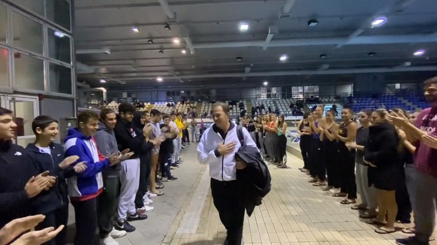 Σύγκρουση τρένων στα Τέμπη: Αποθεώθηκε στο Ποσειδώνιο κολυμβητήριο ο διασώστης της ΕΜΑΚ προπονητής του ΠΑΟΚ
