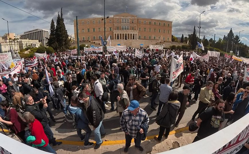 Πλήθος κόσμου στο συλλαλητήριο για την τραγωδία στα Τέμπη &#8211; Αποκαταστάθηκε η κυκλοφορία στο κέντρο της Αθήνας