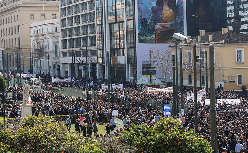 Απεργία για την τραγωδία στα Τέμπη: Πλήθος κόσμου στις διαδηλώσεις στο κέντρο της Αθήνας &#8211; Δείτε φωτογραφίες στο Newsbeast