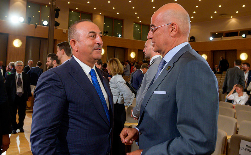 Σύντομη συνομιλία Δένδια &#8211; Τσαβούσογλου στη Σύνοδο των Υπουργών Εξωτερικών του ΝΑΤΟ