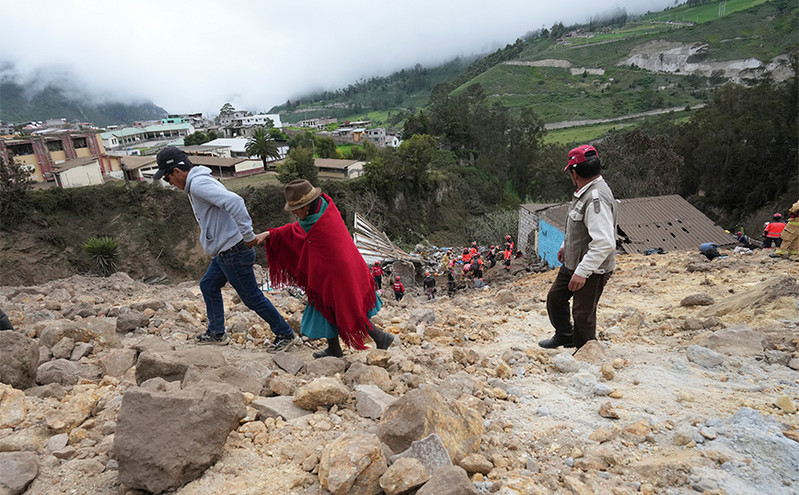 «Μαραθώνιος» των σωστικών συνεργείων μετά τη φονική κατολίσθηση στον Ισημερινό: Βουνό αποκόπηκε και πλάκωσε τα πάντα