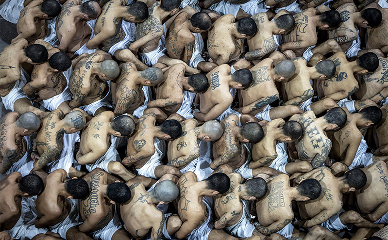 Ελ Σαλβαδόρ: Άλλοι 2.000 κρατούμενοι μετάγονται στη «μεγαλύτερη φυλακή της Αμερικής» &#8211; Φωτογραφίες και βίντεο