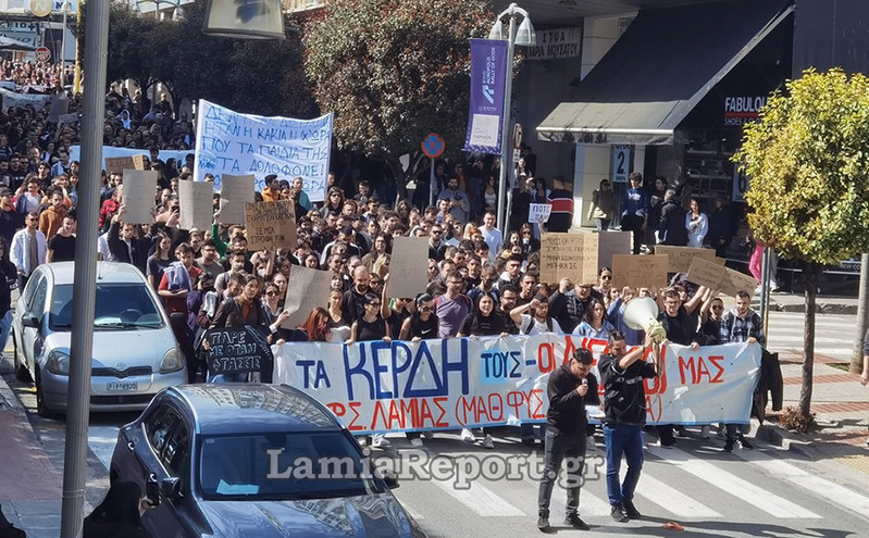 Μεγάλη πορεία και στη Λαμία για την τραγωδία στα Τέμπη &#8211; Δείτε φωτογραφίες