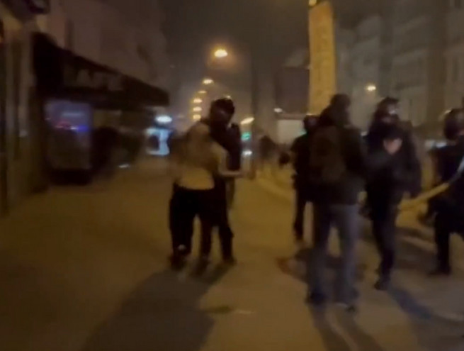 Παρίσι: Αστυνομικός χτυπάει διαδηλωτή και τον ρίχνει αναίσθητο – Δείτε βίντεο