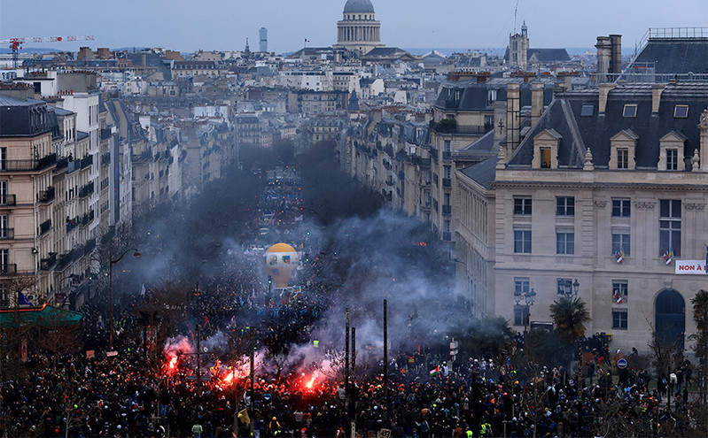 «Πέφτει» η δημοτικότητα του Μακρόν ενώ οι Γάλλοι συνεχίζουν τις οργισμένες διαδηλώσεις για 10η ημέρα