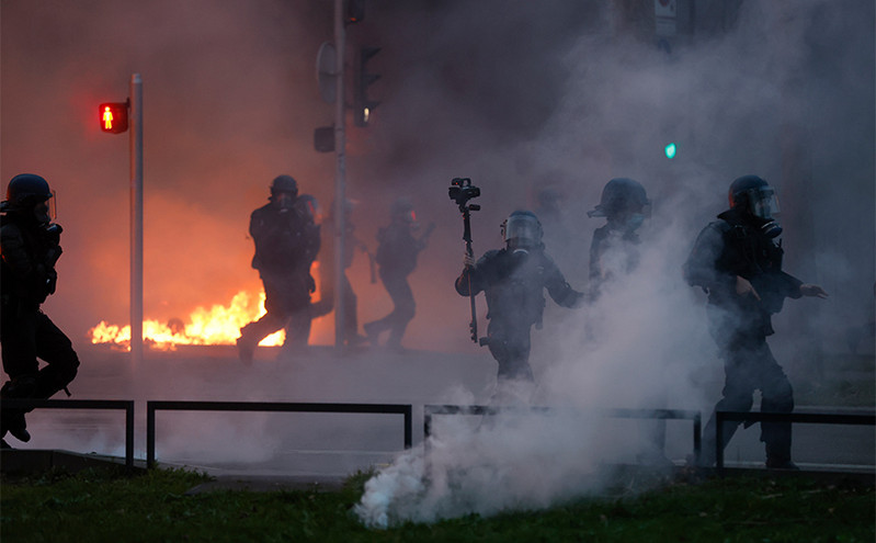 «Νύχτα οργής» στη Γαλλία: Άγριες συγκρούσεις για το ασφαλιστικό