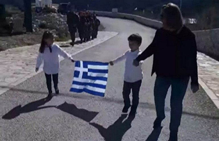 Συγκίνησε η παρέλαση δύο μικρών μαθητών στη Γαύδο
