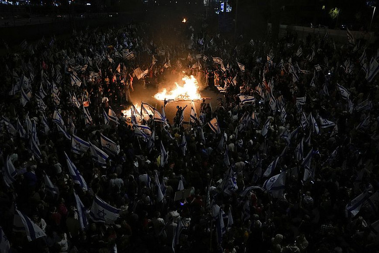 Ισραήλ: Χιλιάδες διαδηλωτές στους δρόμους διαμαρτύρονται για την αποπομπή του υπουργού Άμυνας
