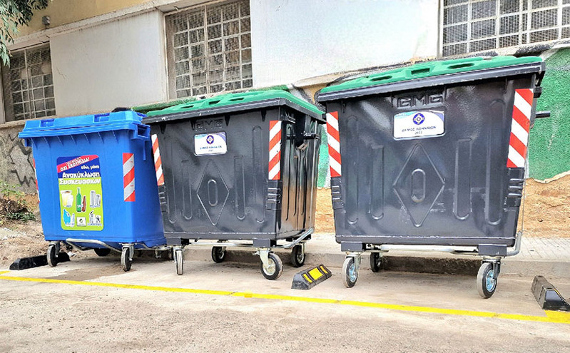Ο δήμος Αθηναίων βάζει τέλος στη μετακίνηση των κάδων απορριμάτων με κίτρινους σηματοδότες