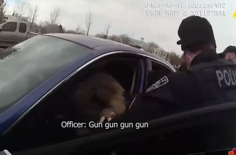 «Όπλο, όπλο, όπλο» &#8211; Βίντεο με τη «βροχή» από σφαίρες που ρίχνουν 5 αστυνομικοί σε 25χρονο στις ΗΠΑ