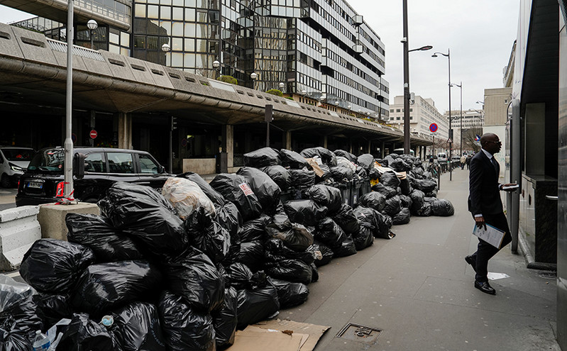 Το Παρίσι «πνίγεται» στα σκουπίδια – Πάνω από 10.000 τόνους απορριμμάτων στους δρόμους