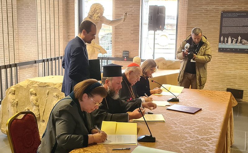 Λίνα Μενδώνη: Ιστορική στιγμή η επιστροφή των τριών θραυσμάτων του Παρθενώνα στο Μουσείο της Ακρόπολης από το Βατικανό