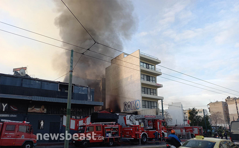 Μεγάλη φωτιά σε νυχτερινό μαγαζί στην οδό Πειραιώς στο Γκάζι &#8211; Διακοπή κυκλοφορίας