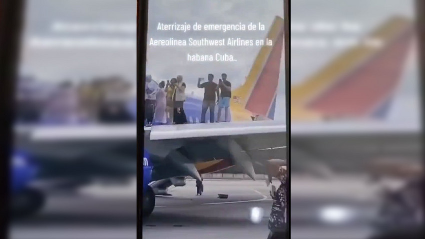 «Απίστευτα ηλίθιοι»: Εκκένωναν το αεροσκάφος που γέμισε καπνό και οι επιβάτες έβγαζαν σέλφι – Οι αντιδράσεις για τις εικόνες