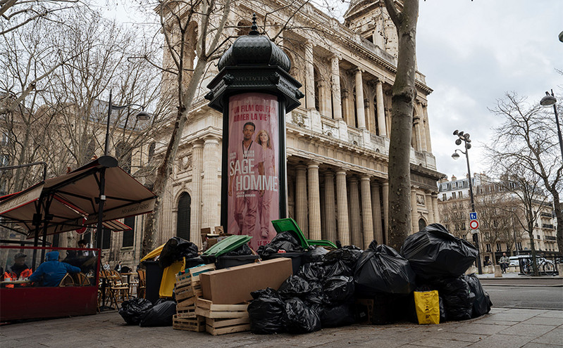 Σέλφι στα σκουπίδια: Βουνά απορριμμάτων στους δρόμους της Γαλλίας