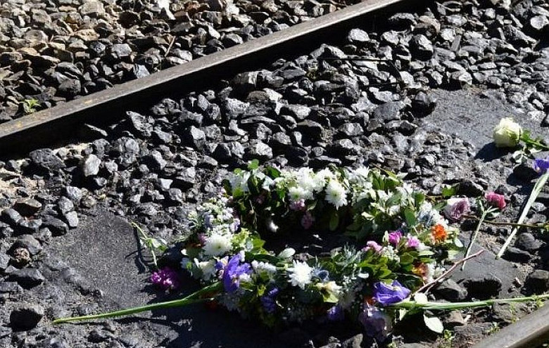 Θεσσαλονίκη: Τρισάγιο στη μνήμη των θυμάτων των Τεμπών στο παρεκκλήσι του Σιδηροδρομικού Σταθμού