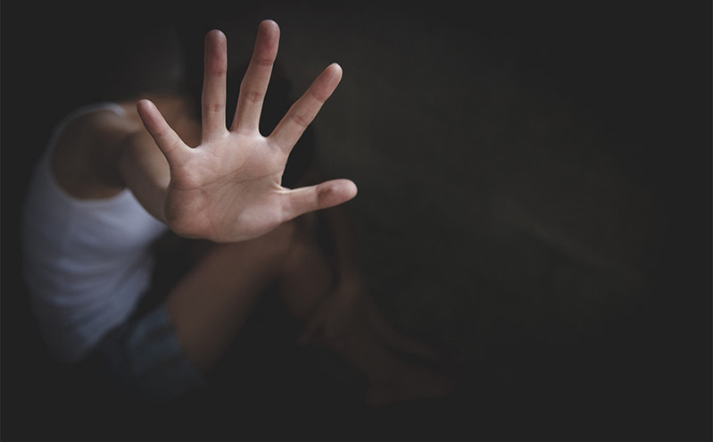 85χρονος προσπάθησε να ασελγήσει σε 13χρονη φίλη της εγγονής του στο Ίλιον