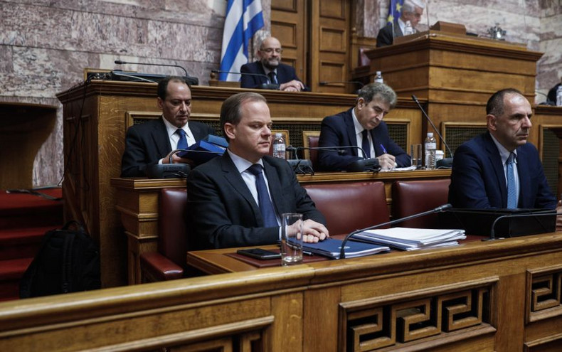 Στα ύψη το πολιτικό θερμόμετρο για τα Τέμπη – Βγήκαν τα «μαχαίρια» ΝΔ-ΣΥΡΙΖΑ για τις ευθύνες