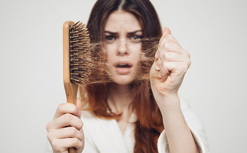 Πώς να καθαρίσετε σωστά τις βούρτσες των μαλλιών σας