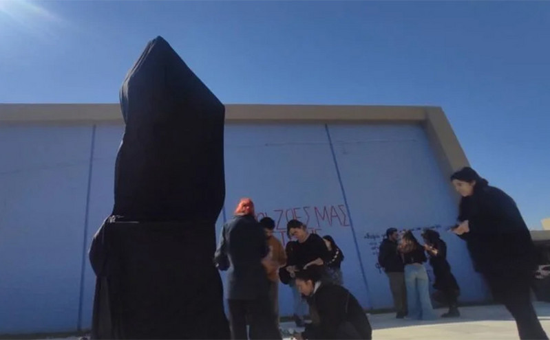 Πένθος στο ΑΠΘ για τους 12 νεκρούς φοιτητές: Κάλυψαν με μαύρο πανί το άγαλμα του Αριστοτέλη