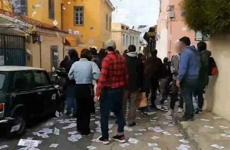 Παρέμβαση Ρουβίκωνα στο σπίτι του πρώην υπουργού Μεταφορών και Υποδομών Κώστα Αχ. Καραμανλή