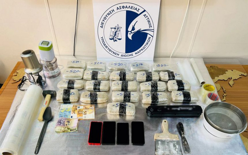 Κορωπί: Όλο το σπίτι τους μια κρυψώνα για ναρκωτικά – Χρησιμοποιούσαν το ταξί για κάλυψη