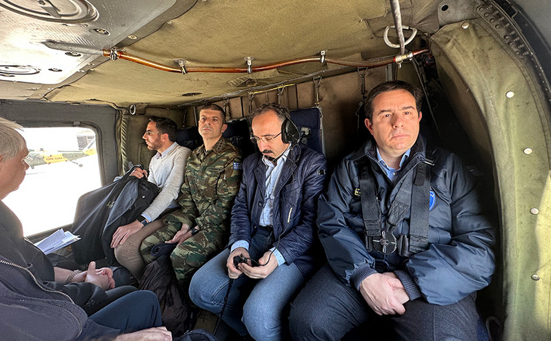 Στην Τουρκία ο Μηταράκης: Είδε την καταστροφή που έφερε ο φονικός σεισμός από ελικόπτερο