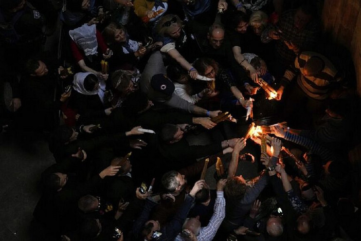Βόρεια Μακεδονία: Για πρώτη φορά αντιπροσωπεία της χώρας παρέλαβε το Άγιο Φως στα Ιεροσόλυμα