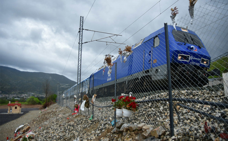 Η στιγμή που το Intercity περνά από το σημείο της τραγωδίας στα Τέμπη