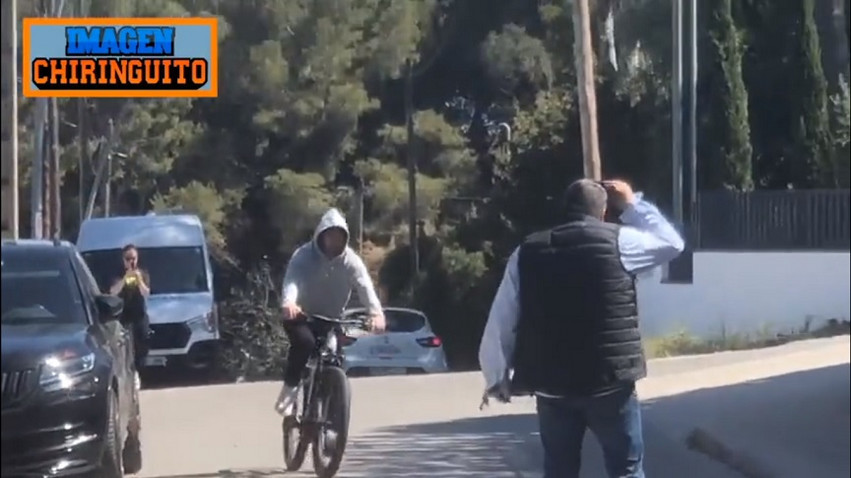 Λιονέλ Μέσι: Ινκόγκνιτο βόλτα με το ποδήλατο στη Βαρκελώνη, ενώ το μέλλον του βρίσκεται στον «αέρα»