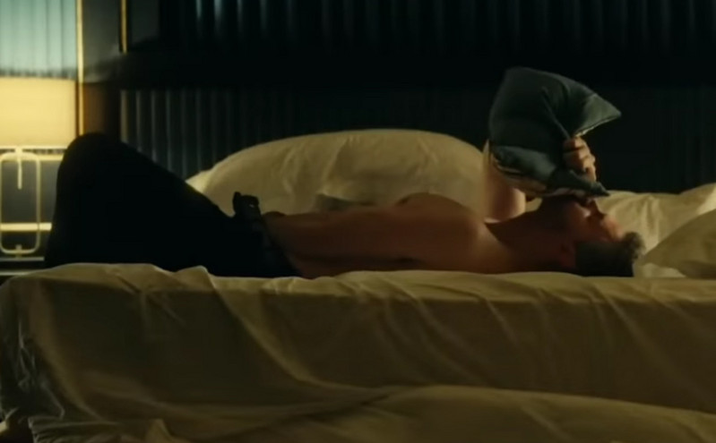 Η σεξουαλική σκηνή με το μαξιλάρι σε σειρά του Netflix που έκανε τους πάντες να κάνουν την ίδια σκέψη