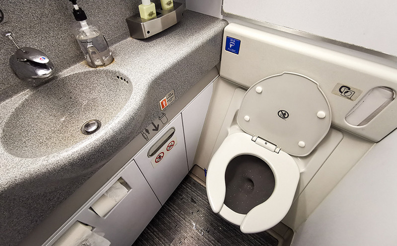 Αναγκαστική προσγείωση για αεροπλάνο επειδή χάλασαν τα καζανάκια στις τουαλέτες