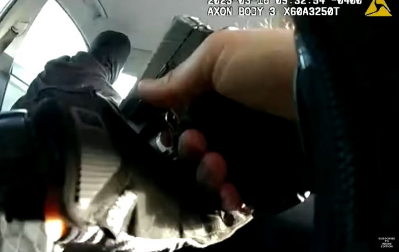 Αστυνομικός πυροβόλησε έφηβο από το πίσω κάθισμα αυτοκινήτου &#8211; Σοκάρουν τα βίντεο ντοκουμέντα