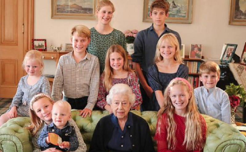 Η άγνωστη οικογενειακή φωτογραφία της βασίλισσας Ελισάβετ λίγο πριν τον θάνατο της
