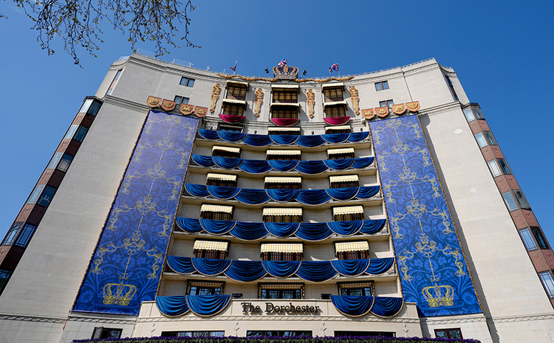Ξενοδοχείο τιμάει τη στέψη του βασιλιά Καρόλου με διακόσμηση φόρο τιμής προς την Ελισάβετ