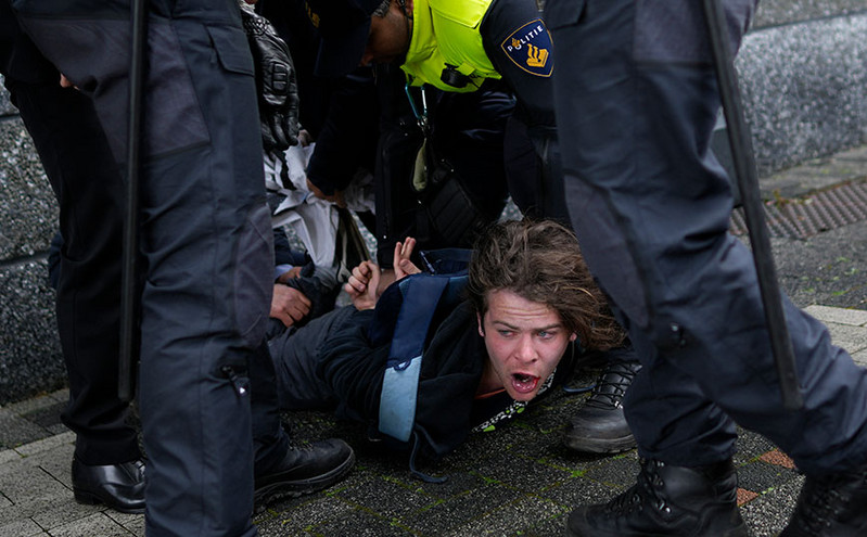 Η φρουρά του Μακρόν ξάπλωσε στο έδαφος ακτιβιστή στο Άμστερνταμ &#8211; Τραγουδούσε τον ύμνο των «κίτρινων γιλέκων»
