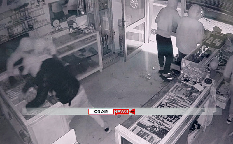 Ληστεία σε κοσμηματοπωλείο στο Μεσολόγγι: 5 άτομα το έκαναν φύλλο και φτερό σε ένα λεπτό