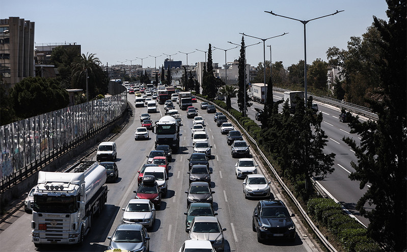 Κίνηση τώρα: «Κόκκινοι» πολλοί δρόμοι – Μεγάλες καθυστερήσεις στην Αττική Οδό