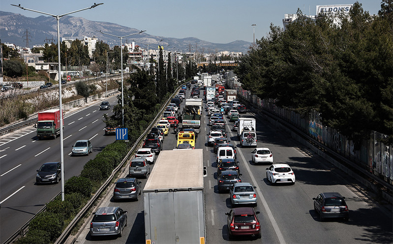 Κίνηση τώρα: Τελευταία γιορτινά ψώνια και έξοδος κοκκίνισαν τους δρόμους της Αθήνας