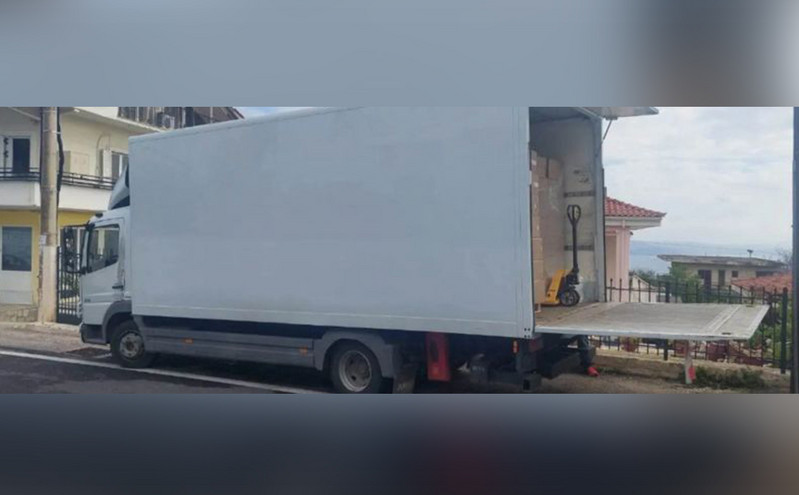 Μπλόκο της ΕΛΑΣ σε φορτηγό που μετέφερε λαθραία τσιγάρα – Το «έσκασε» τρέχοντας ο οδηγός