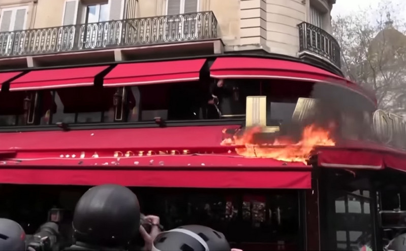 Διαδηλωτές έβαλαν φωτιά στο αγαπημένο εστιατόριο του Μακρόν στο Παρίσι