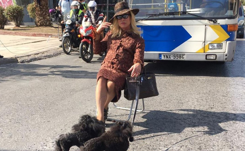 Ο Λάκης Γαβαλάς μεταμορφώθηκε σε drag queen και φωτογραφήθηκε στη μέση του δρόμου