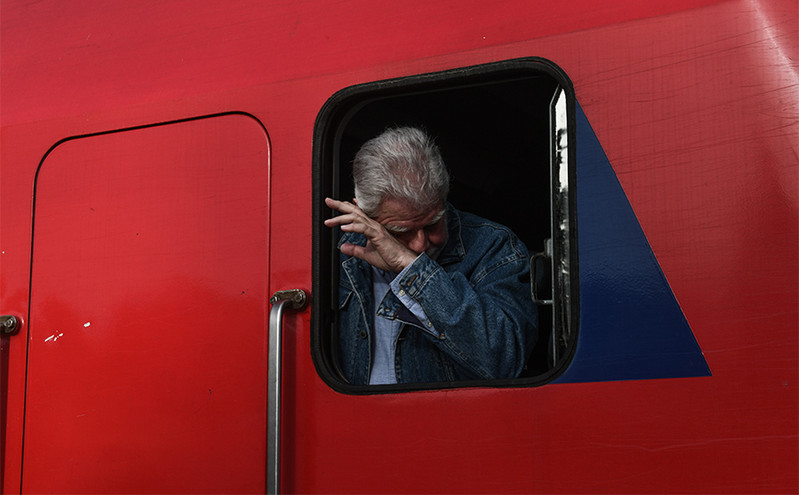 Με δάκρυα στα μάτια ο πρόεδρος του ΟΣΕ στο πρώτο δρομολόγιο του τρένου που μπήκε στις ράγες μετά την τραγωδία στα Τέμπη