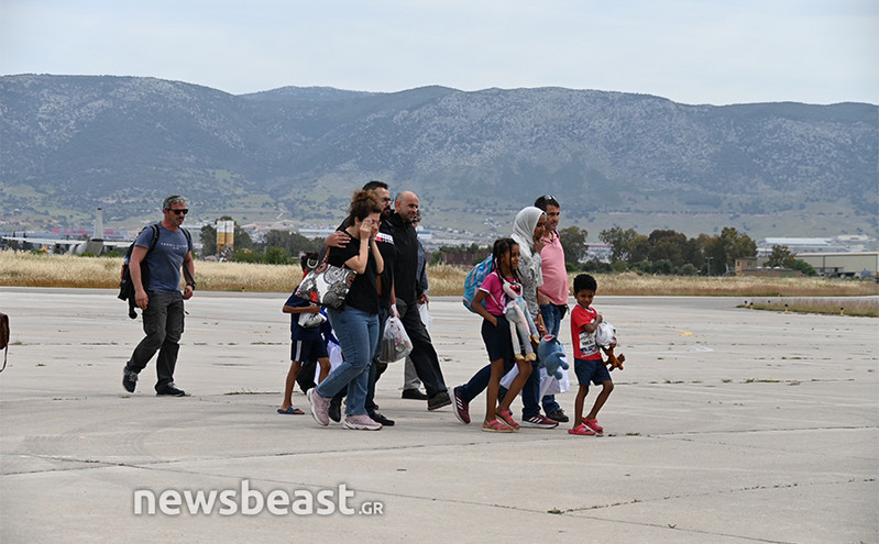 Στην Ελλάδα οι πρώτοι εγκλωβισμένοι από το Σουδάν &#8211; «Κινδυνεύσαμε όλοι», «ρουκέτες, βομβαρδισμός κανονικά»
